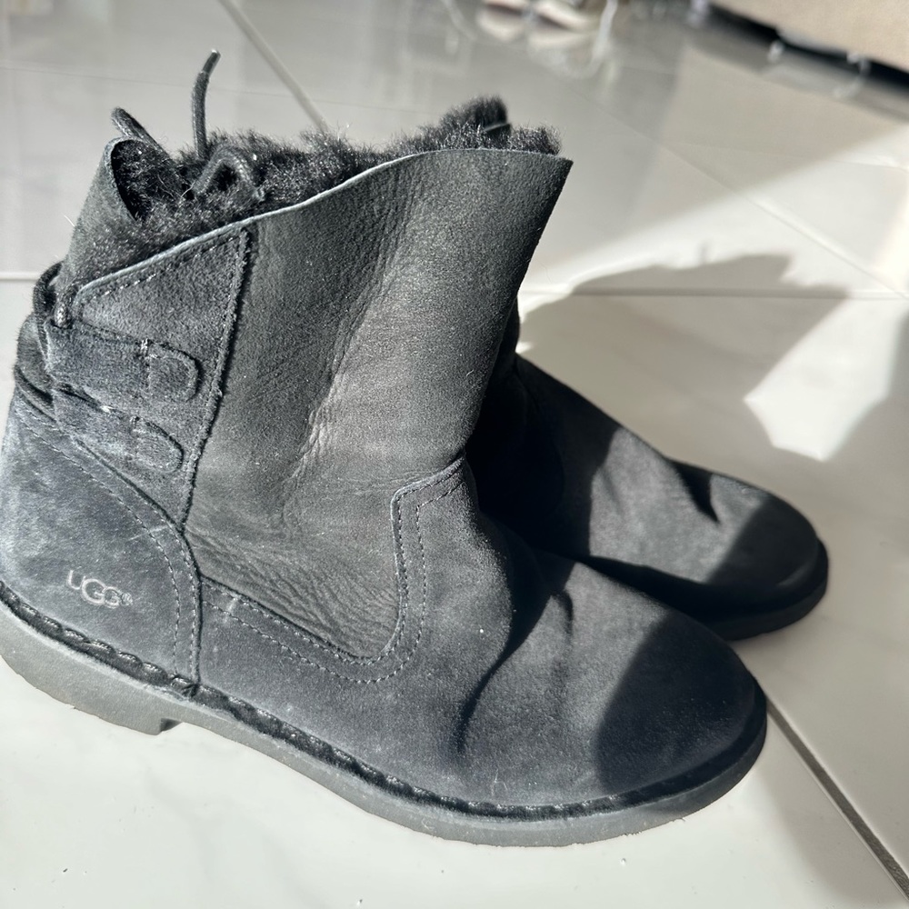 Shortie tie back Uggs, size 6